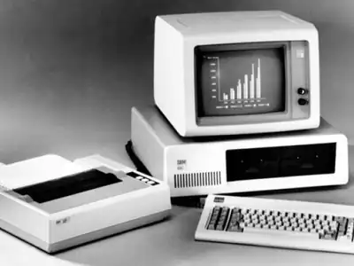 Personal computer IBM degli anni Ottanta con monitor, tastiera e stampante