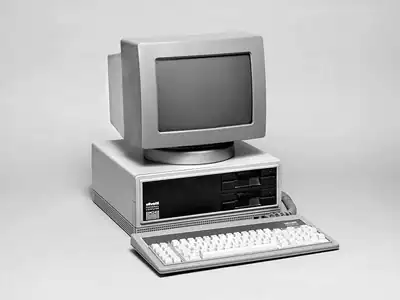 Personal computer Olivetti degli anni Ottanta con monitor e tastiera